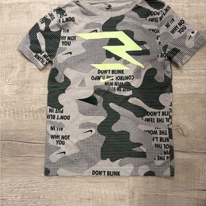 NIKE kids Graphic Tee in Gray and Neon Green youth small 8-10